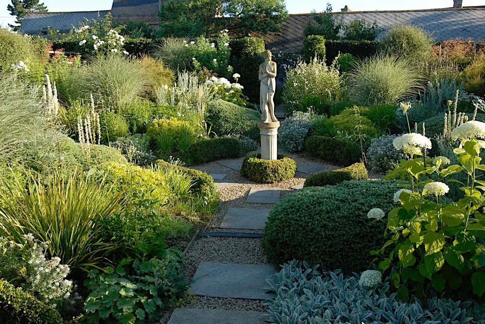 Statue au milieu des massifs fleuris