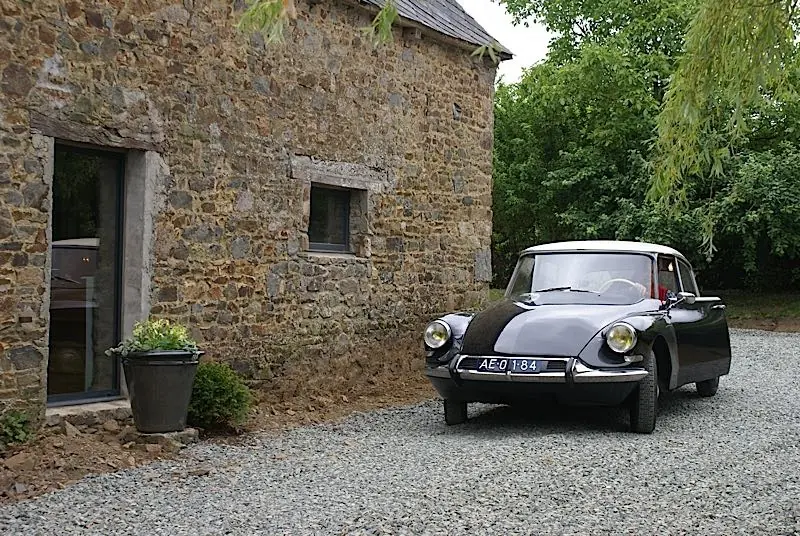 La longère en granit du gîte et la cour en gravier